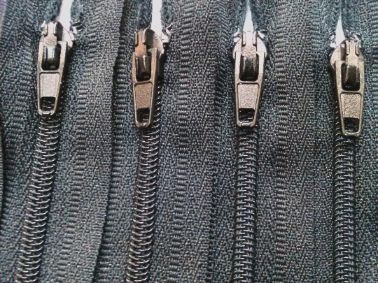 Black 580 Nylon Zippers 12-22
